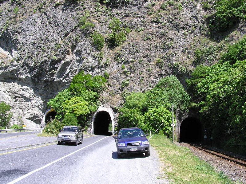 21nov2003_kaikoura_coast_three_tunnels